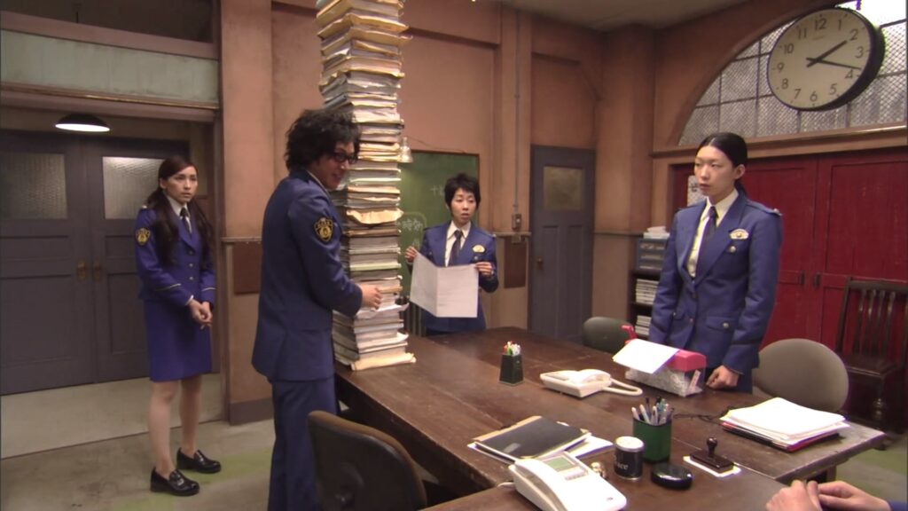 麻生久美子の制服ミニスカ。時効警察1話。