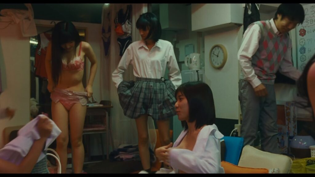 松岡茉優のブラとJK風制服女子の着替え。